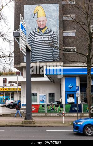 Bild des russischen Präsidenten Wladimir Putin in Gefangenenkleidung in einem Haus in der Aachener Straße, Künstler Thomas Baumgaertel, Köln. ***KLAGEGRUND Stockfoto