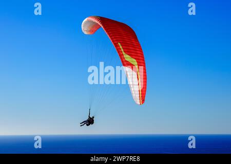 Gleitschirmfliegen über den Ozean in San Diego, Kalifornien Stockfoto