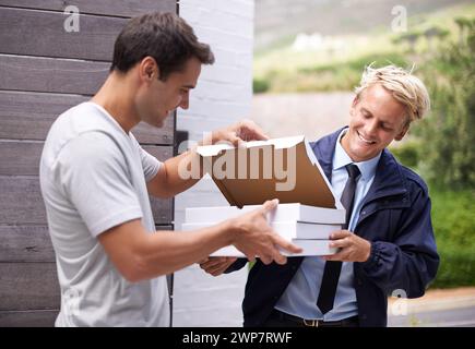 Männer, Lieferung und Abgabe von Pizzakartons an Kunden am Gate, zu Hause und im Freien für Service, Fast Food und Mahlzeiten. Menschen, glücklich und zusammen mit Pappe Stockfoto
