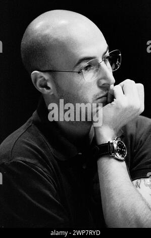 Turin Italien 21.10.1997: Saturnino, italienischer Bassist und Geiger der Jovanotti-Gruppe, während der Pressekonferenz im Salone della Musica Stockfoto