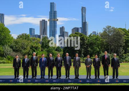 (L-R) ASEAN-Generalsekretär Kao Kim Hourn, Vietnams Premierminister Pham Minh Chinh, Singapurs Premierminister Lee Hsien Loong, Kambodschas Premierminister Hun Manet, Malaysias Premierminister Anwar Ibrahim, Laos Premierminister Sonexay Siphandone, Australiens Premierminister Anthony Albanese, Indonesiens Präsident Joko Widodo, Bruneis Sultan Hassanal Bolkiah, der philippinische Präsident Ferdinand Marcos Jr., Thailands Premierministerin Srettha Thavisin und Osttimors Premierminister Xanana Gusmao posieren für Fotos während der informellen Familienfotoveranstaltung der ASEAN Australia Special Summit Leaders in Melb Stockfoto