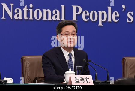 Peking, China. März 2024. Lan Fo'an, chinesischer Finanzminister, spricht mit Journalisten. Der Minister äußerte sich auf dem Nationalen Volkskongress (NPC) zu wirtschaftlichen und finanziellen Fragen. Quelle: Johannes Neudecker/dpa/Alamy Live News Stockfoto