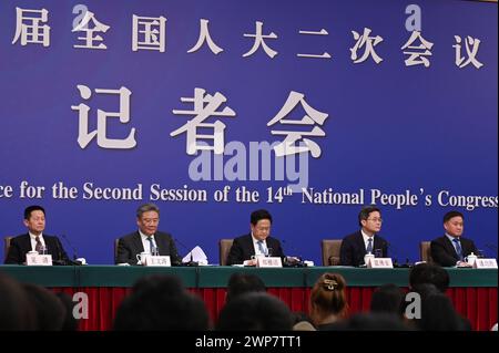 Peking, China. März 2024. Wu Qing (l-r), Vorsitzender der chinesischen Wertpapieraufsichtskommission, sitzt neben Wang Wentao, chinesischer Handelsminister, Zheng Shanjie, Vorsitzender der staatlichen Entwicklungs- und Reformkommission, Lan Fo'an, chinesischer Finanzminister, Pan Gongsheng, Gouverneur der chinesischen Volksbank. Die Minister sprachen auf dem Nationalen Volkskongress (NPC) über wirtschaftliche und finanzielle Fragen. Quelle: Johannes Neudecker/dpa/Alamy Live News Stockfoto