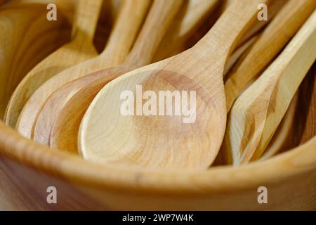 Gruppe von handgemachten Holzlöffeln, Nahaufnahme, abstrakte Küchenutensilien Hintergrund Stockfoto