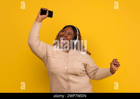 Positive afroamerikanische übergewichtige Frauen haben Disco Stockfoto