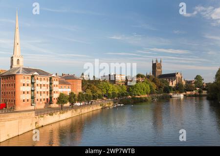 UK, Worcester, Blick entlang des Flusses Severn in Richtung Kathedrale. Stockfoto