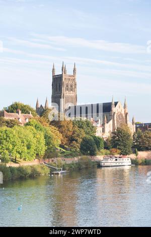 Großbritannien, Worcester, Flussschiff auf dem Fluss Severn mit Worcester Kathedrale im Hintergrund. Stockfoto