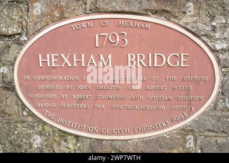 Zweihundertjährige Gedenktafel an der Hexham Bridge aus dem 18. Jahrhundert über den Fluss Tyne, Northumberland, England, Großbritannien Stockfoto