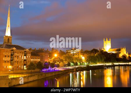 Großbritannien, Worcester, Blick in Richtung Worcester Kathedrale über den Fluss Severn, nachts. Stockfoto