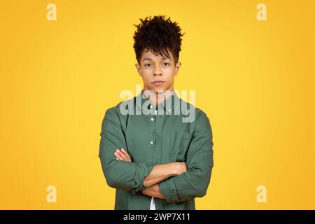 Selbstbewusster, gutaussehender afroamerikaner mit grünem Hemd Stockfoto
