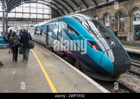 Passagiere, die in einen TransPennine Express-Zug in Newcastle Central Station, England, Großbritannien, einsteigen Stockfoto