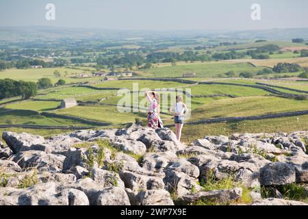 Der Kalksteinpflaster auf der Spitze der Malham Cove, Malhamdale, Yorkshire Dales, Großbritannien. Stockfoto