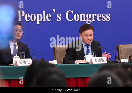 Peking, China. März 2024. Pan Gongsheng, (r), Gouverneur der chinesischen Zentralbank, spricht mit Journalisten auf der linken Seite des chinesischen Finanzministers Lan Fo'an. Die Teilnehmer äußerten ihre Ansichten zu wirtschaftlichen und finanziellen Fragen auf dem Nationalen Volkskongress (NPC). Quelle: Johannes Neudecker/dpa/Alamy Live News Stockfoto