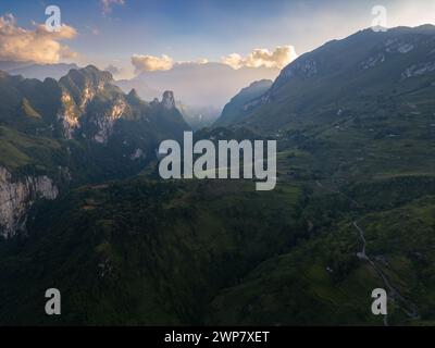 Eine Luftaufnahme der Ha Giang Motorradschleife in Nordvietnam. Stockfoto