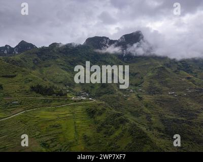 Eine Luftaufnahme der Ha Giang Motorradschleife in Nordvietnam. Stockfoto