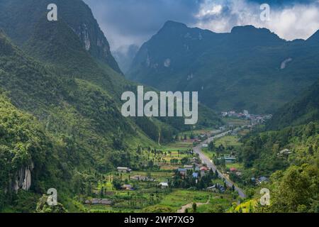 Eine Luftaufnahme der Ha Giang Motorradschleife in Nordvietnam. Stockfoto