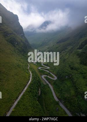 Eine Luftaufnahme der Ha Giang Motorradschleife in Nordvietnam. Stockfoto