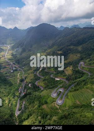 Eine Luftaufnahme der Ha Giang Motorradschleife in Nordvietnam. Stockfoto