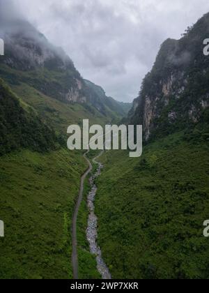 Eine Luftaufnahme der Ha Giang Motorradschleife in Nordvietnam. Stockfoto