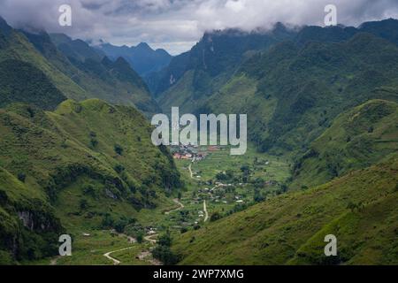 Eine Luftaufnahme der Ha Giang Motorradschleife in Nordvietnam. Stockfoto