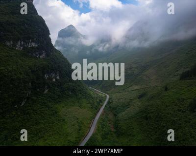 Eine Luftaufnahme der Ha Giang Motorradschleife in Nordvietnam. Stockfoto