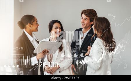 Eine vielfältige Gruppe professioneller Kollegen in intelligenter Kleidung lacht und arbeitet zusammen Stockfoto