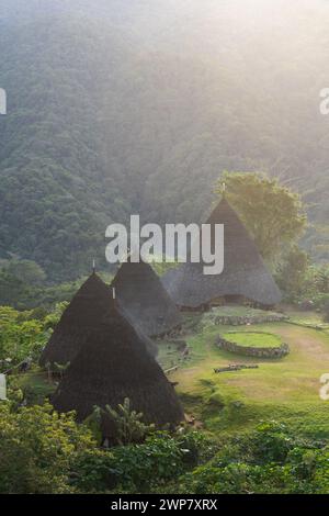 Das WAE-Dorf Rebo auf der indonesischen Flores-Insel. Stockfoto
