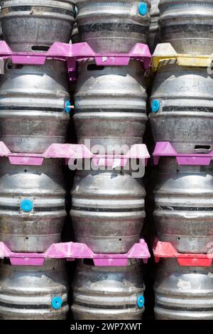 Aluminium-Bierfässer in der Black Sheep Brewery Masham, North Yorkshire, Großbritannien. Stockfoto