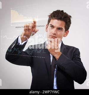 Geschäftsmann, Denken und Handeln mit digitalem Hologramm für Interaktion, Gewinn oder Kosten auf grauem Studiohintergrund. Mann, Händler oder Finanzmakler Stockfoto