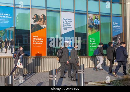 Teilnehmer der UClan-Konferenz in Preston, Lancashire. Wetter in Großbritannien 2024. 2. Jährliche Bio-medizinische Wissenschaftskonferenz als Studenten auf dem Campus an der University of Central Lancashire an einem sonnigen, kalten Märztag ankommen. Stockfoto