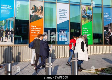 Teilnehmer der UClan-Konferenz in Preston, Lancashire. Wetter in Großbritannien 2024. 2. Jährliche Bio-medizinische Wissenschaftskonferenz als Studenten auf dem Campus an der University of Central Lancashire an einem sonnigen, kalten Märztag ankommen. Stockfoto