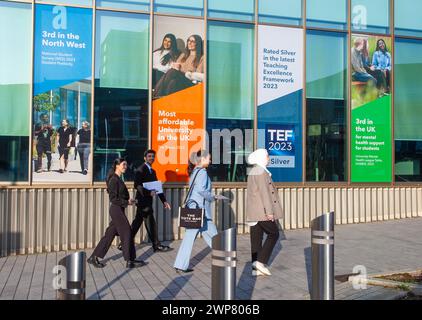 Teilnehmer der UClan-Konferenz in Preston, Lancashire. Wetter in Großbritannien 2024. 2. Jährliche Bio-medizinische Wissenschaftskonferenz als Studenten auf dem Campus an der University of Central Lancashire an einem sonnigen, kalten Märztag ankommen. Stockfoto