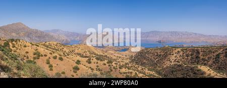 Farbenfrohe Landschaft Panoramablick auf den Nürnberger Stausee, der zweithöchste der Welt zwischen Duschanbe und Khatlon, Tadschikistan Stockfoto