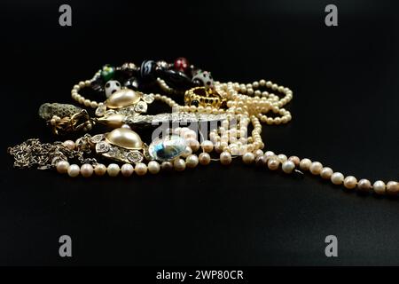 Verschiedene Perlenketten und Armbänder in drei Farben auf einer flachen Oberfläche Stockfoto