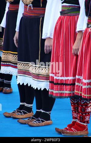 Eine Balkan-Volkstanz-Aufführung von einer Kostümgruppe Stockfoto