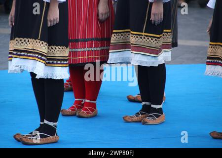 Eine Balkan-Volkstanz-Aufführung von einer Kostümgruppe Stockfoto