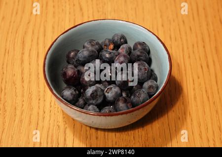 Frische Heidelbeeren in einer Schüssel auf einem Tisch Stockfoto