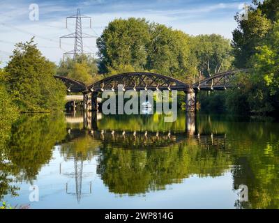 Ein sehr malerischer Teil der Themse, der in den Hinksey Stream in Kennington mündet. Riesige Pylonen sind im Überfluss, und der Themsenpfad verläuft zu unserer Linken. Die Szene Stockfoto