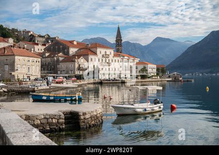 Die Kirche des Heiligen Nikolaus in Perasta, Montenegro, begleitet von Bergblick auf die Adriaküste Stockfoto