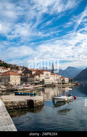 Die Kirche des Heiligen Nikolaus in Perasta, Montenegro, begleitet von Bergblick auf die Adriaküste Stockfoto