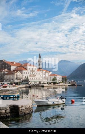 Die Kirche des Heiligen Nikolaus in Perasta, Montenegro, begleitet von Bergblick auf die Adriaküste Stockfoto