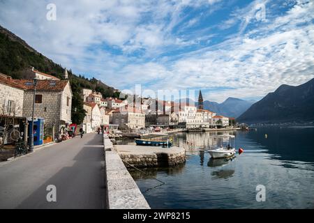 Die Kirche des Heiligen Nikolaus in Perasta, Montenegro, begleitet von Bergblick auf die Adriaküste Stockfoto