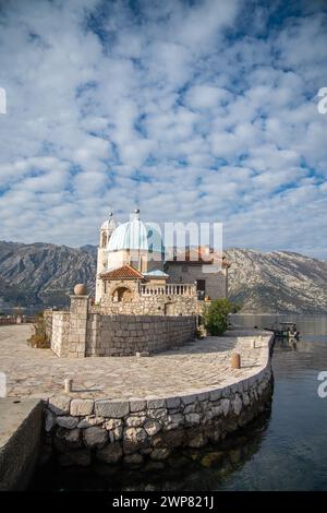 Die Insel Lady of the Rocks mit Blick auf die Berge in der wunderbaren Adria in Perast, Montenegro Stockfoto