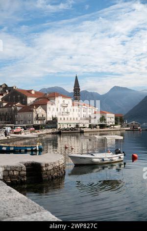 Die Kirche des Heiligen Nikolaus in Perasta, Montenegro, begleitet von Bergblick auf die Adriaküste Stockfoto