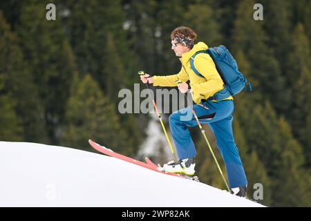 Ein Mann geht auf den italienischen Voralpen auf Bergskier Stockfoto