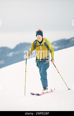 Allein der Mann fährt auf Skiern mit Robbenfellen auf den italienischen Voralpen Stockfoto