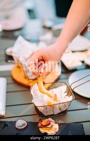 Köstliche gebratene Garnelen, elegant serviert mit Saucen auf dem Restauranttisch, Portugal Stockfoto