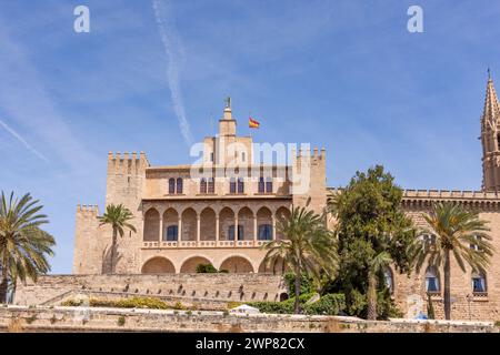 Zwei Gebäude, die durch Palmen und Wasserwege ausgerichtet sind Stockfoto