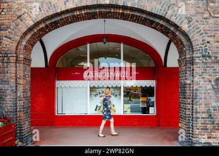 Nikiszowiec, Polen - 14. April 2020: Schaufenster eines Lebensmittelgeschäfts im Bergbaugebiet Kattowitz, Schlesien Stockfoto