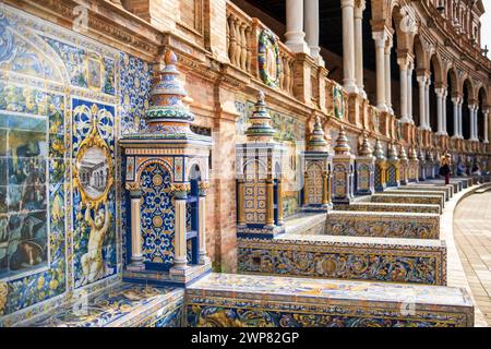 Wunderschöne Ornamente auf der Plaza de Espaaa, Sevilla, Andalusien, Spanien Stockfoto